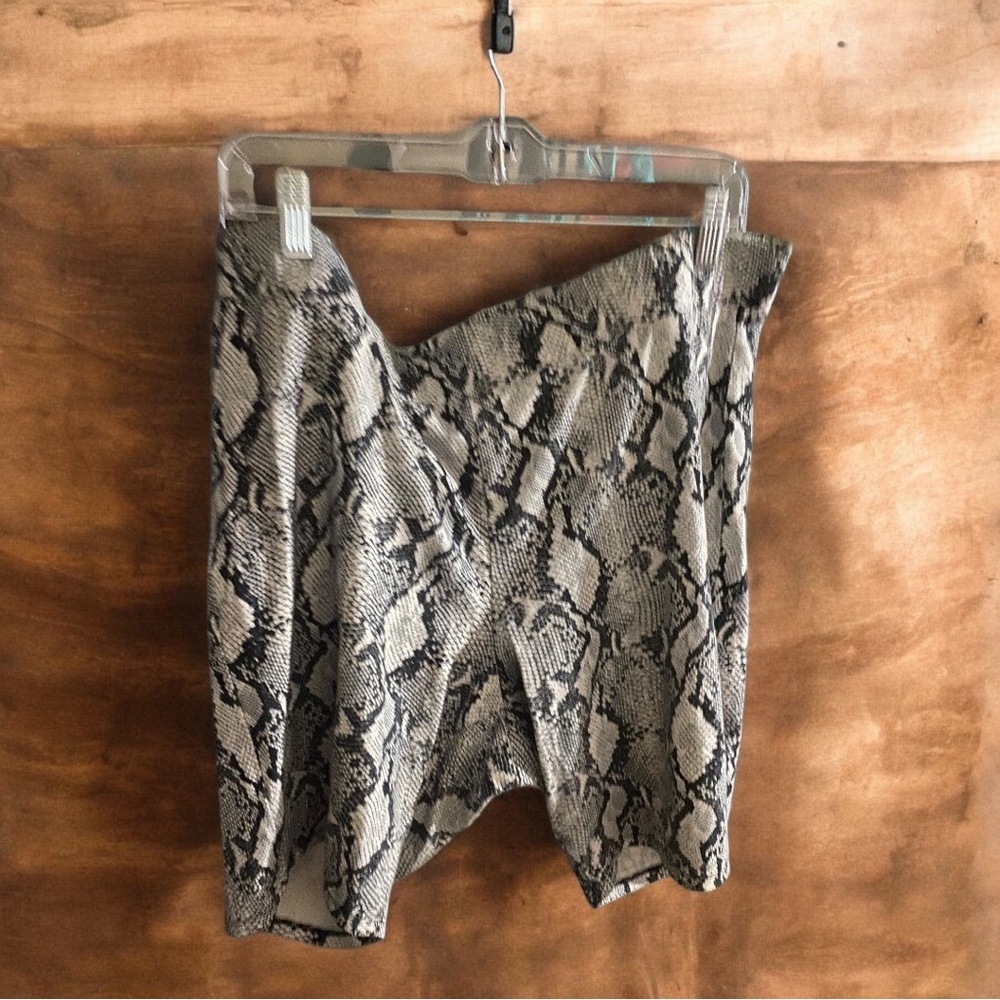 Lane Bryant Yellow Top and Snake Print Shorts Set 3X - Picture 4 of 6